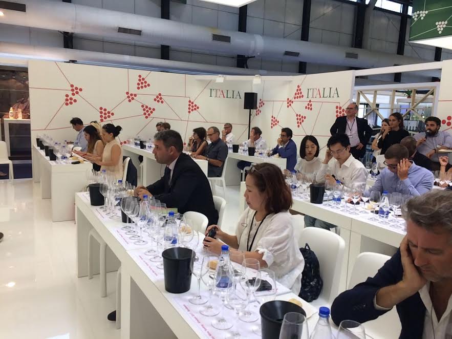 Vinexpo di Bordeaux, la Puglia raccontata con il Primitivo di Manduria - Inchiostro Verde