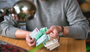 A lavoro ti spettano 10.000 euro - Inchiostroverde.it (Fonte foto Canva)