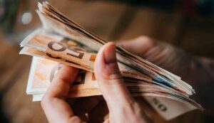 Bonus 300 euro approvato anche da Giorgia Meloni - Inchiostroverde.it (Fonte Foto Canva)