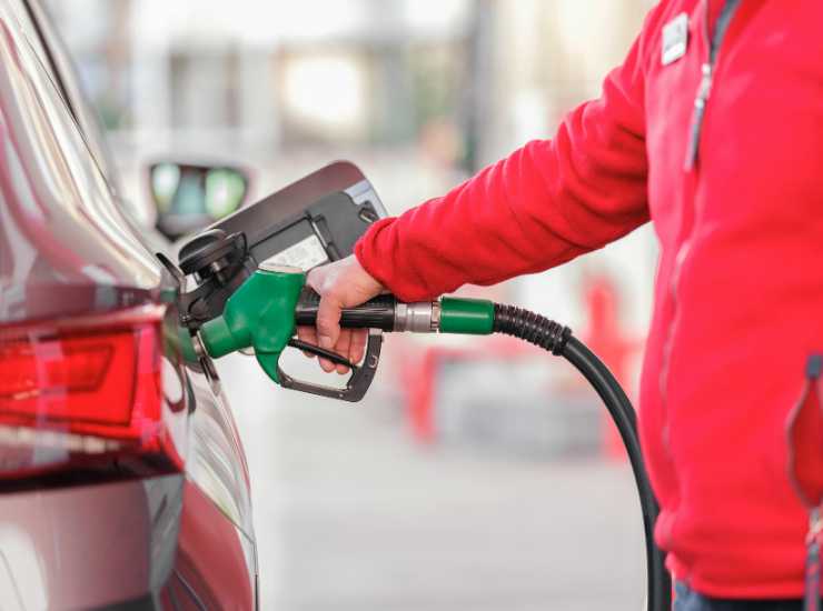 Nuovi sconti benzina - Inchiostroverde.it (Fonte foto Canva)