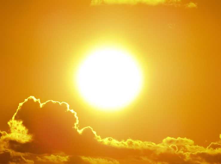 Pagare luce solare - Inchiostroverde.it (Fonte foto Canva)