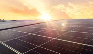 Pagare luce solare - Inchiostroverde.it (Fonte foto Canva)