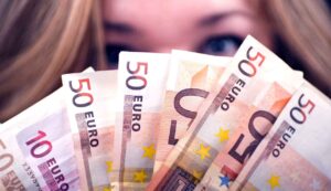 200 euro in arrivo dal Governo Meloni - Inchiostroverde.it (Fonte Foto Canva)