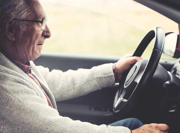 A 70 anni ti tolgono il diritto di guidare - Inchiostroverde.it (Fonte foto Canva)