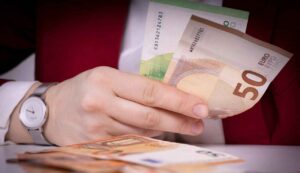 Assegno di inclusione legato alla condotta dei bambini a scuola - Inchiostroverde.it (Fonte foto Canva)