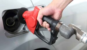 Batosta benzina per tutti gli italiani - Inchiostroverde.it (Fonte foto Canva)