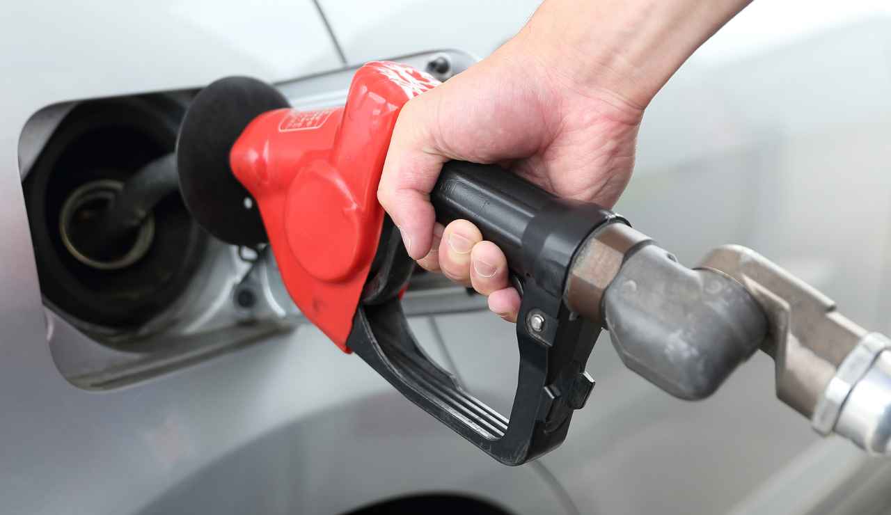 Batosta benzina per tutti gli italiani - Inchiostroverde.it (Fonte foto Canva)