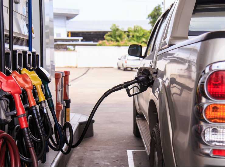 Batosta benzina per tutti gli italiani - Inchiostroverde.it (Fonte foto Canva)