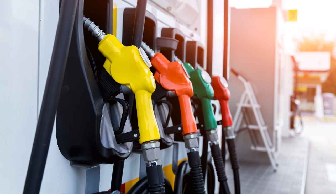 Benzina prezzi in calo - Inchiostroverde.it (Fonte foto Canva)