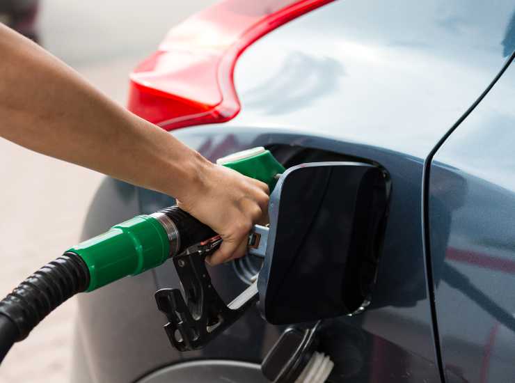 Benzina prezzi in calo - Inchiostroverde.it (Fonte foto Canva)