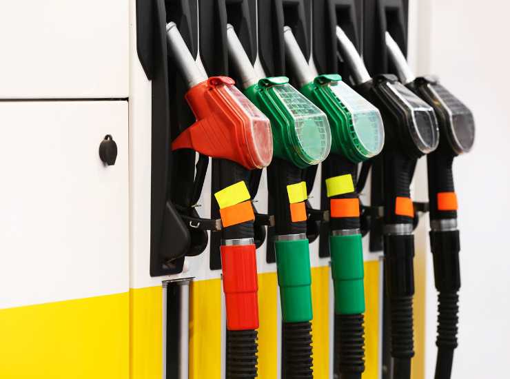 Comunicato dal governo fare il pieno costerà 240 € - Inchiostroverde.it (Fonte foto Canva)