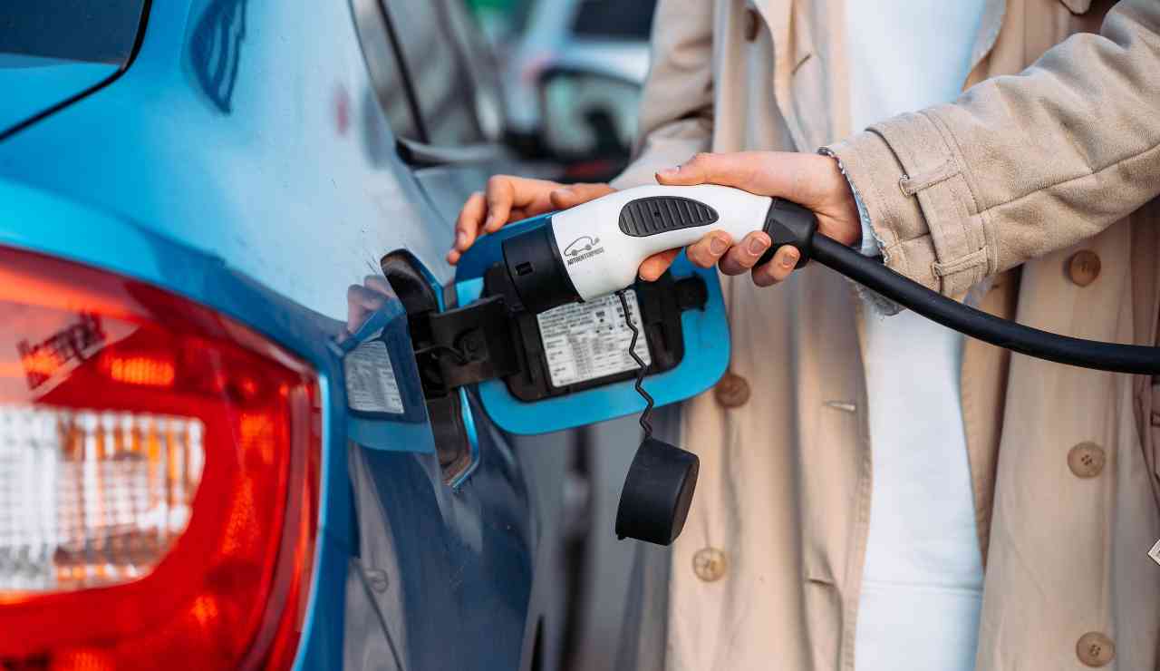 Comunicato dal governo fare il pieno costerà 240 € - Inchiostroverde.it (Fonte foto Canva)