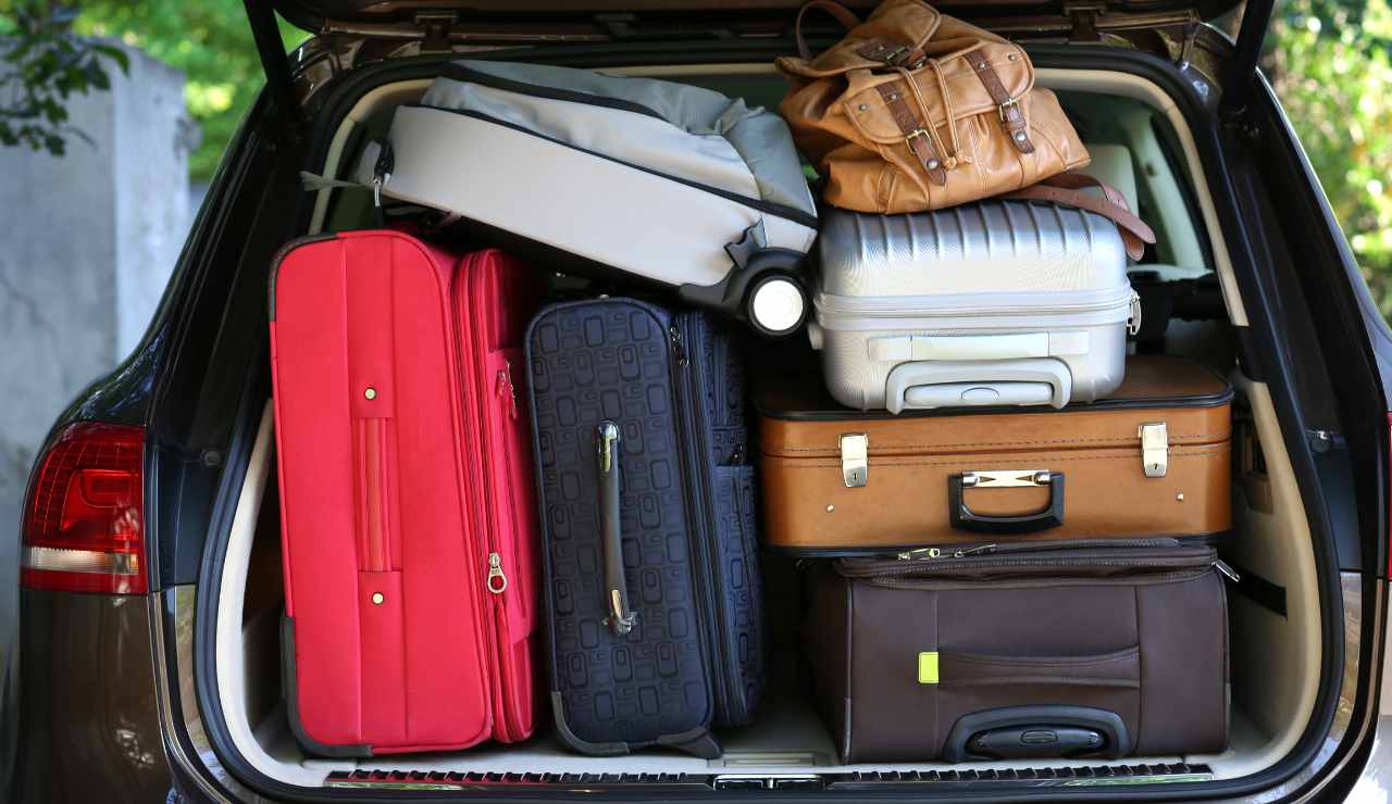 Divieto bagagli in macchina multe da 1.734 € - Inchiostroverde.it (Fonte foto Canva)