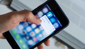 Facebook sta chiudendo milioni di account - Inchiostroverde.it (Fonte foto Canva)
