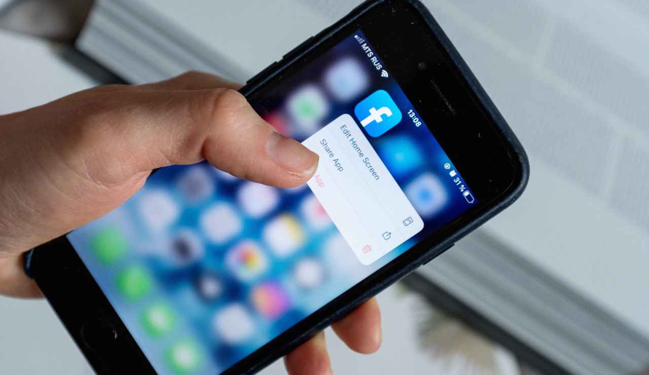 Facebook sta chiudendo milioni di account - Inchiostroverde.it (Fonte foto Canva)