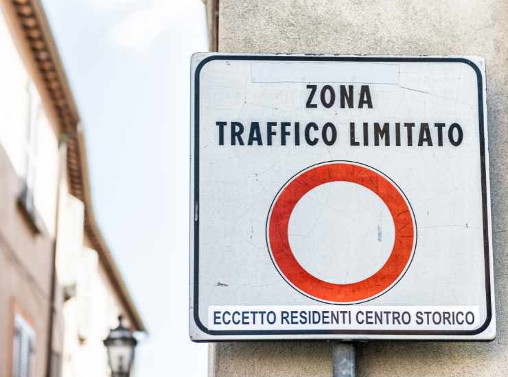 Guida in città arriva la multa di 300 euro senza bollino - Inchiostroverde.it (Fonte foto Canva)