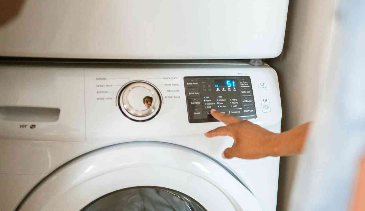 Lavatrice attenzione alla temperatura - Inchiostroverde.it (Fonte foto Canva)