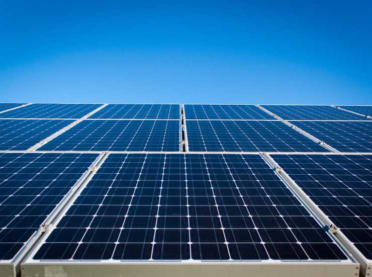 Luce gratis in casa - Inchiostroverde.it (Fonte foto Canva)