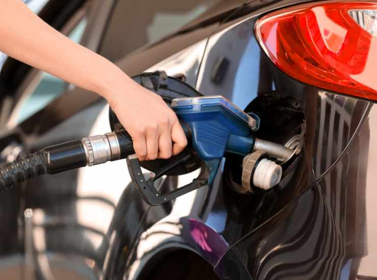 Prezzi della benzina alle stelle - Inchiostroverde.it (Fonte foto Canva)