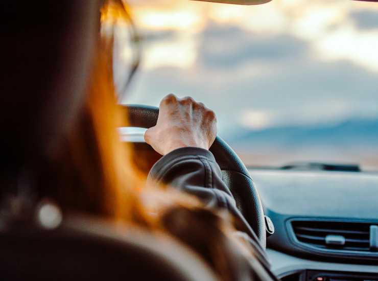 Scatta divieto per le auto bandite anche per accompagnare i figli - Inchiostroverde.it (Fonte foto Canva)