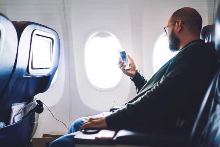 Smartphone in volo - fonte_Canva - inchiostroverde.it