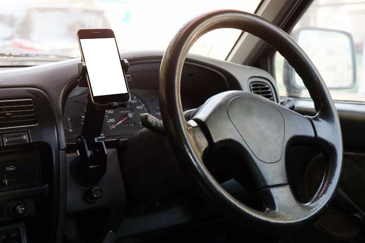 Supporto smartphone - fonte_Canva - inchiostroverde.it