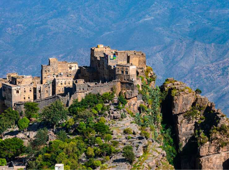 Viaggio nel villaggio che sfida le leggi della fisica - Inchiostroverde.it (fonte foto Canva)