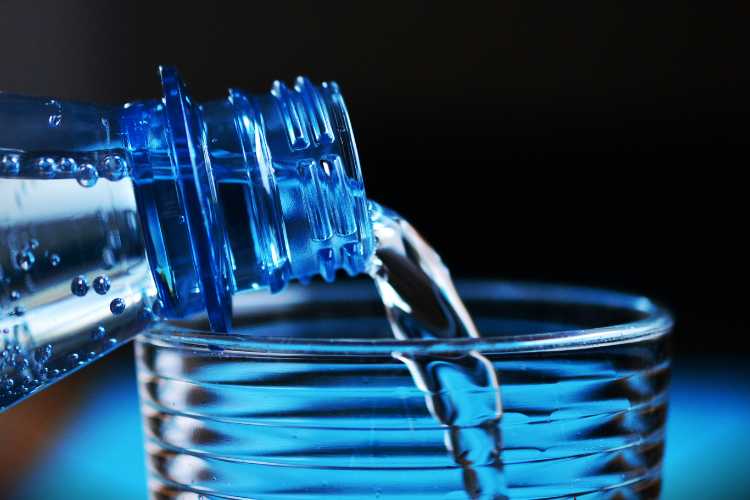 Acqua minerale - fonte_Canva - inchiostroverde.it