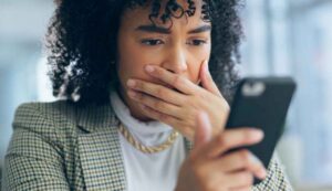 Allarme truffa attento quando rispondi al telefono - Inchiostroverde.it (Fonte foto Canva)