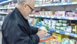 Anziani al supermercto - fonte_canva - Inchiostroverde.it