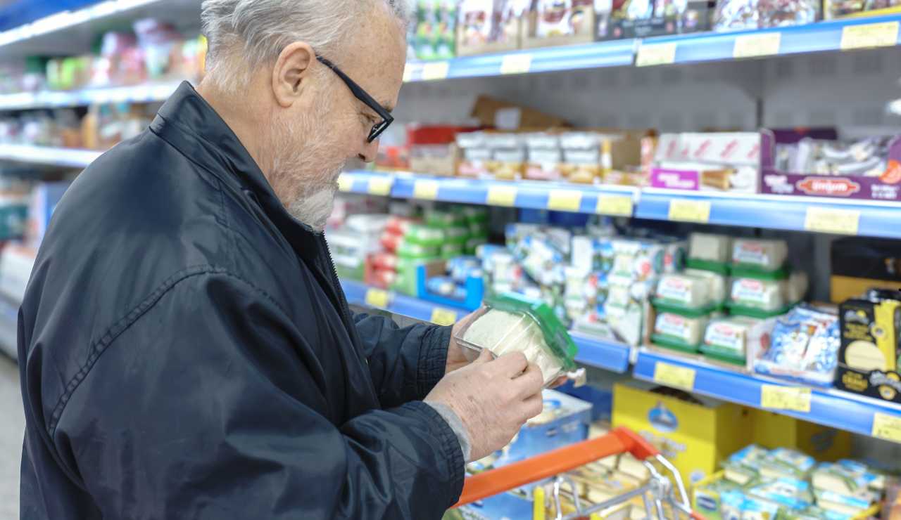 Anziani al supermercto - fonte_canva - Inchiostroverde.it
