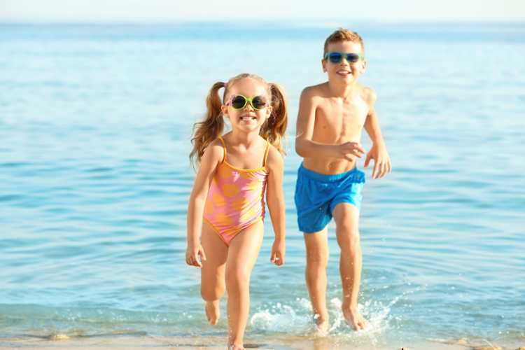 Bambini in spiaggia - fonte_Canva - inchiostroverde.it