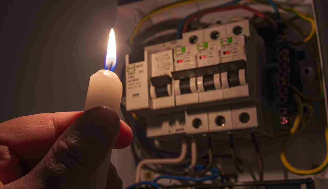 Blackout improvviso scatta l'emergenza - Inchiostroverde.it (Fonte foto Canva)