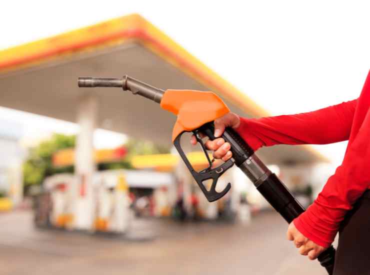 Calo dei costi di benzina - Inchiostroverde.it (Fonte foto Canva)