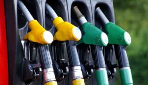 Calo dei costi di benzina - Inchiostroverde.it (Fonte foto Canva)