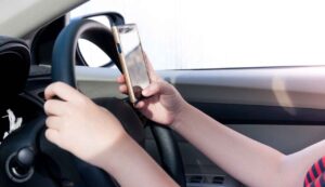 Cellulare assolutamente vietato alla guida - Inchiostroverde.it (Fonte foto Canva)