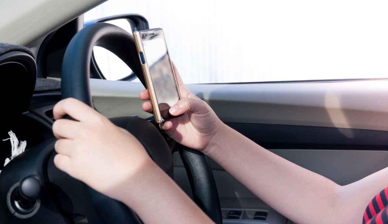 Cellulare assolutamente vietato alla guida - Inchiostroverde.it (Fonte foto Canva)