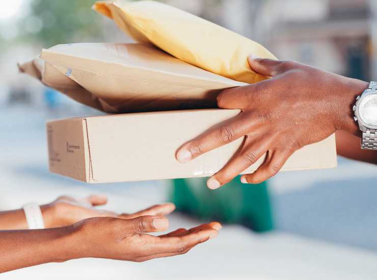 Dhl consegna truffa in atto - Inchiostroverde.it (Fonte foto Canva)