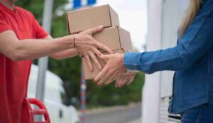 Dhl consegna truffa in atto - Inchiostroverde.it (Fonte foto Canva)
