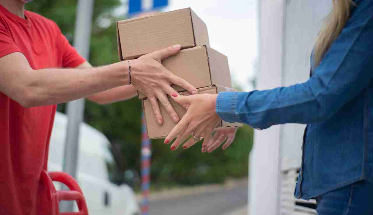 Dhl consegna truffa in atto - Inchiostroverde.it (Fonte foto Canva)