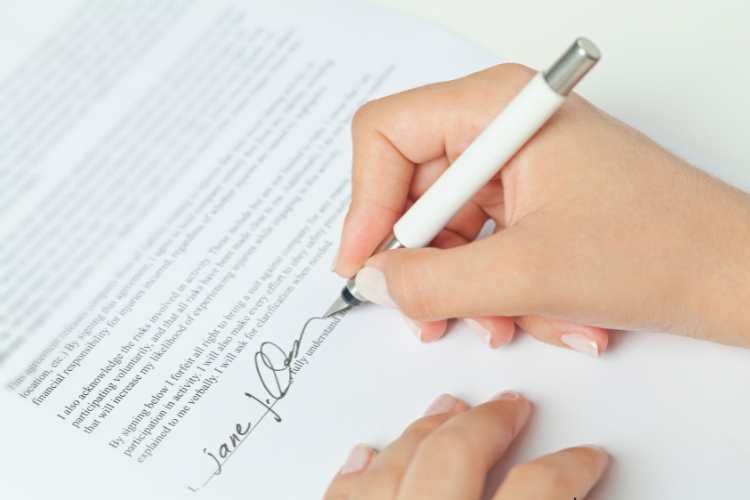 Firma in banca - fonte_Canva - inchiostroverde.it