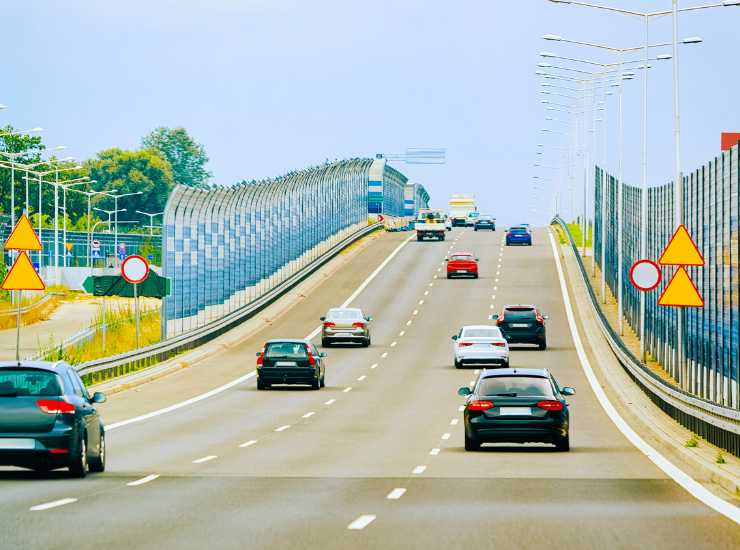Guidare in autostrada limiti sui 150 km_h - Inchiostroverde.it (Fonte foto Canva)
