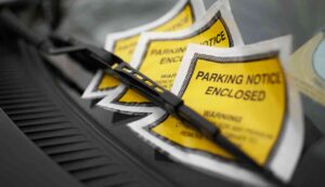 Multa per divieto di parcheggio - Inchiostroverde.it (Fonte foto Canva)