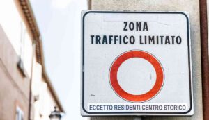 Multa whatsapp zlt - Inchiostroverde.it (Fonte foto Canva)