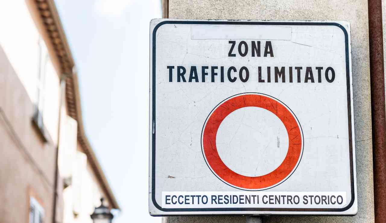 Multa whatsapp zlt - Inchiostroverde.it (Fonte foto Canva)