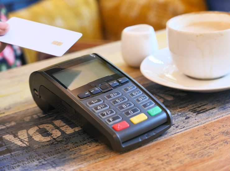 Pagamenti in vacanza con il pos - Inchiostroverde.it (Fonte foto Canva)