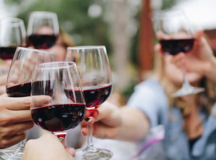 Pagati per bere vino - Inchiostroverde.it (Fonte foto Canva)