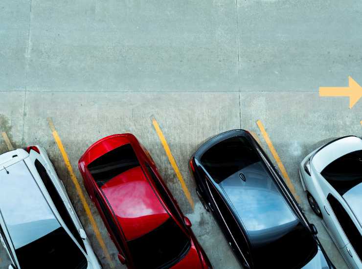 Parcheggiare macchina posti liberi senza divieti - Inchiostroverde.it (Fonte foto Canva)