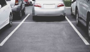 Parcheggiare macchina posti liberi senza divieti