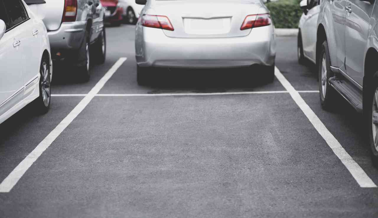 Parcheggiare macchina posti liberi senza divieti